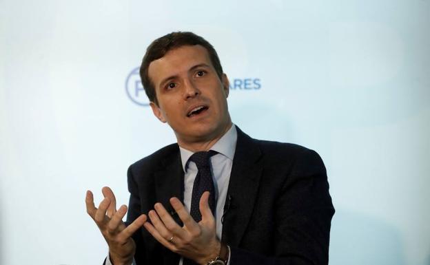 Casado acusa de «alta traición» a Sánchez y no descarta una moción de censura