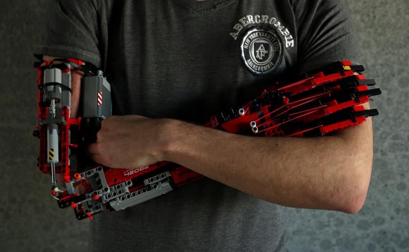 Un joven construye su propia prótesis de brazo con piezas de Lego