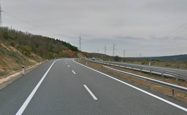 Un grupo de mineros corta de madrugada la AP-66 cruzando camiones y quemando de neumáticos