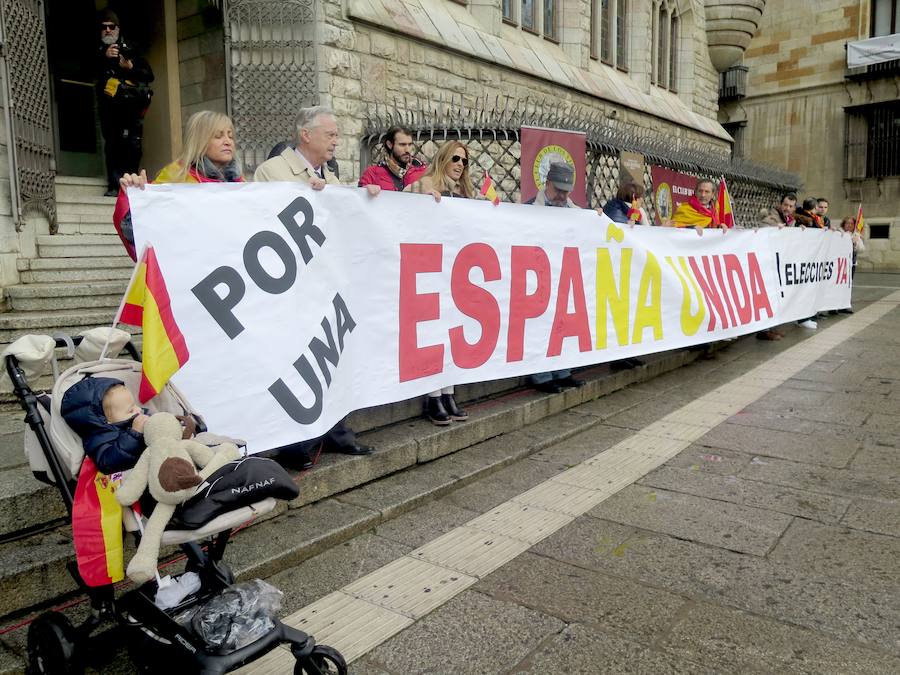 Centenares de personas piden en Botines «echar a Pedro Sánchez por mercadear con España»