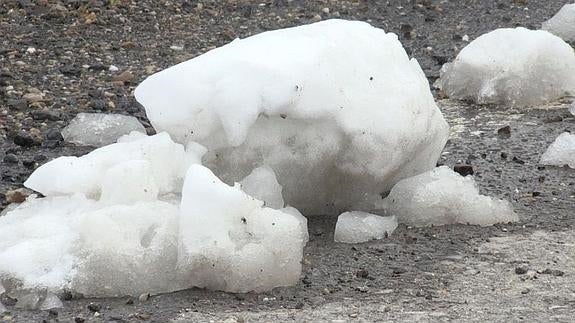 La nieve limita la circulación en una carretera en León