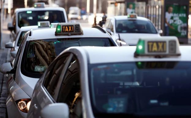 Los taxistas se levantan de la mesa del Comité Madrileño del Transporte porque es un «insulto» y una «farsa»