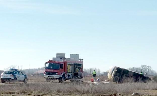 Un camión cisterna que transportaba gasoil vuelca y vierte su contendio en Laguna de Negrillos