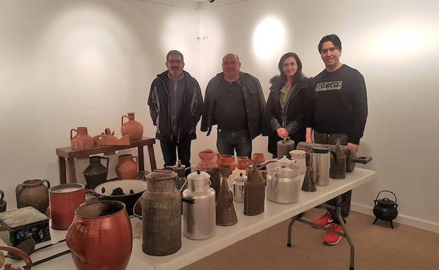 Santa María del Páramo presenta dos exposiciones de tejas y utensilios de cocina antigua