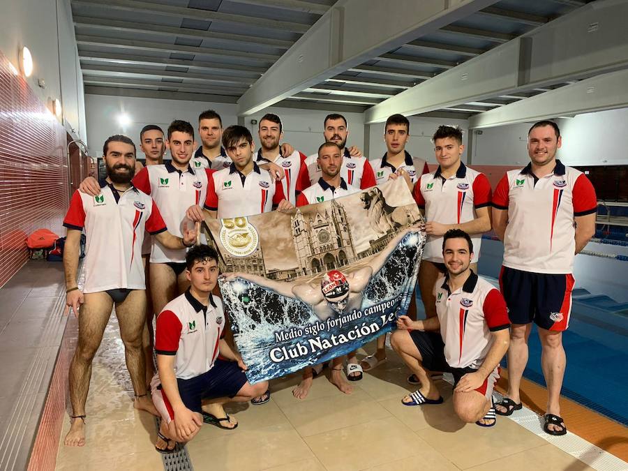 El primer equipo de waterpolo de León