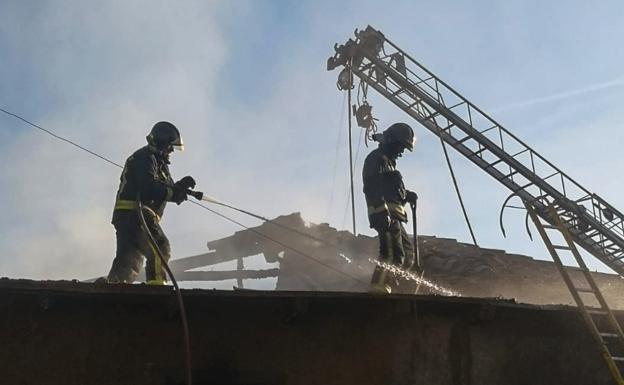 Los Bomberos luchan durante cinco horas para sofocar el incendio en una vivienda de Valduvieco