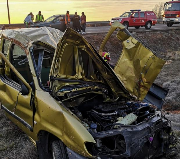 Un aparatoso vuelco se salda con un conductor herido en Valmartino