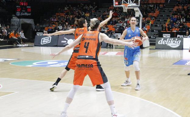 Valencia quiebra la racha de un combativo Embutidos Pajariel Bembibre