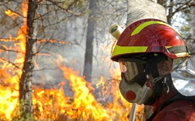 La UME de León se suma a las labores de extinción de la ola de incendios que asola Cantabria