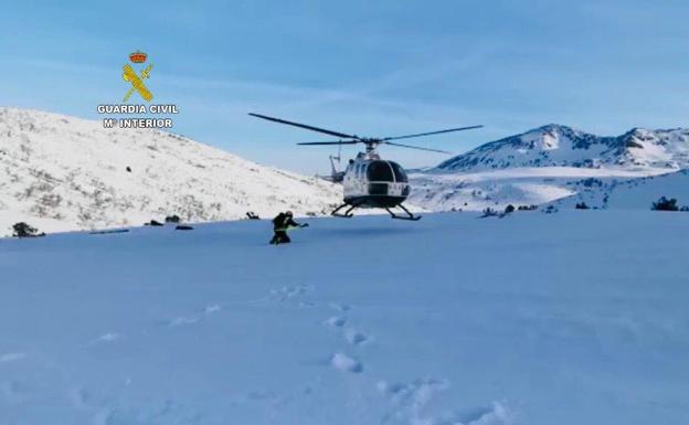 Rescatada en helicóptero una esquiadora lesionada en el paraje Arroyo de Valmartín, en Puebla de Lillo