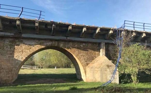 Las obras en el puente sobre el Porma en Puente Villarente causan cortes de tráfico hasta el viernes