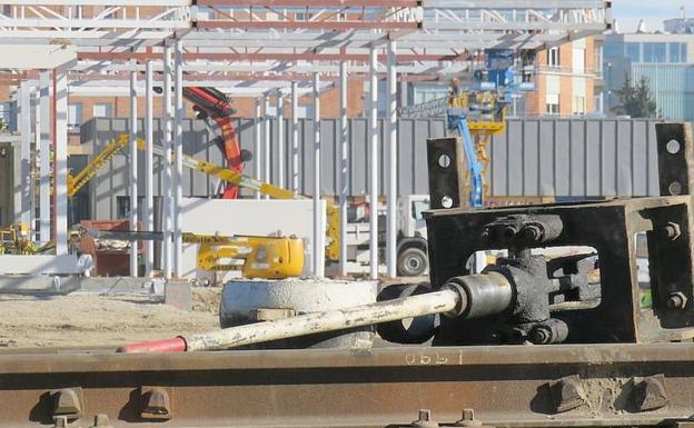 Adif AV adjudica en 2,2 millones la catenaria para la integración del ferrocarril en León