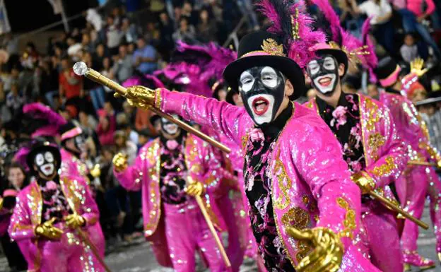 Fiesta, luz y color en el impresionante Carnaval uruguayo