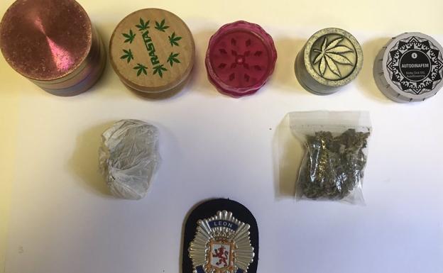 La Policía Local incauta droga y 'grinders' a cinco jóvenes en el parque del Cid de León