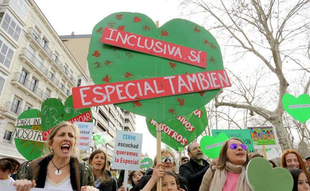 Más de 5.000 personas se manifiestan por Valladolid para exigir a Cermi la defensa de los centros de Educación Especial