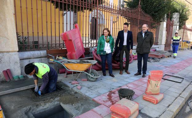 El Ayuntamiento retira el cableado de la fachada de la iglesia de San Francisco de La Vega, una demanda histórica de los vecinos