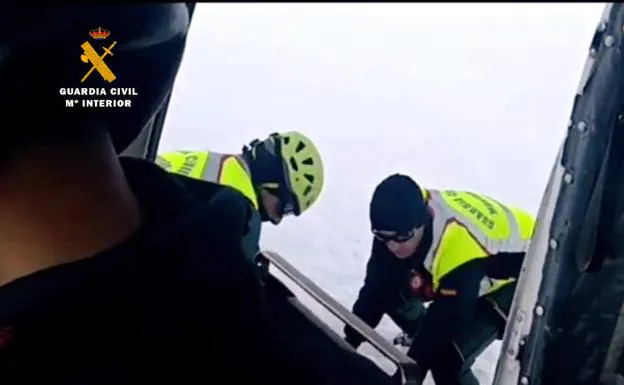El Greim de Potes recupera el cuerpo del esquiador asturiano en Picos de Europa
