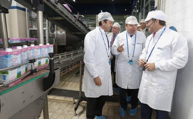 Planas reconoce a Lactiber como «un buen ejemplo» de creación de riqueza y empleo desde el sector primario