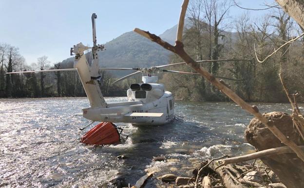 El helicóptero de la Brif de Tabuyo del Monte cae a un río en Asturias cuanto intentaba coger agua