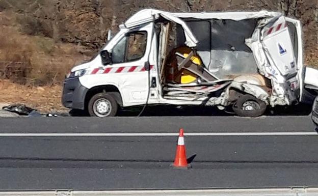 Cuatro heridos tras impactar un camión con una furgoneta de señalización vial en Rioseco de Tapia
