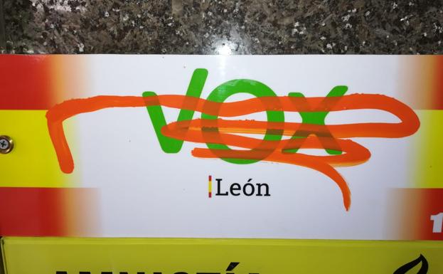 Vox León denuncia un «ataque» a su sede provincial en forma de pintada