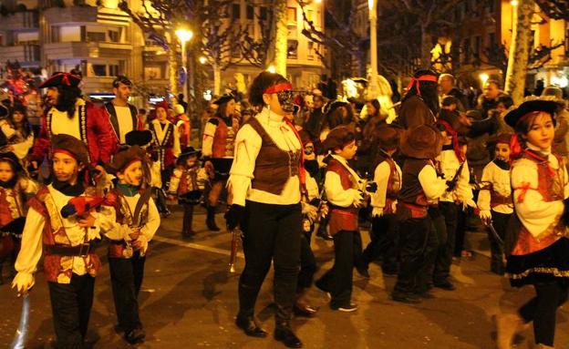 Más de mil personas participan el sábado en el Desfile de Carnaval