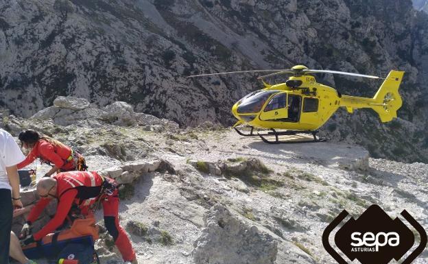 Una senderista se desvanece y se fractura el tobillo mientras realiza la Ruta del Cares