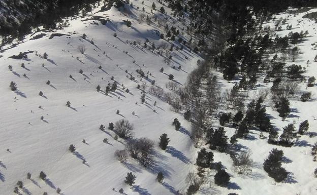 Protección Civil rescata a una esquiadora herida en el Pico Lago de Maraña