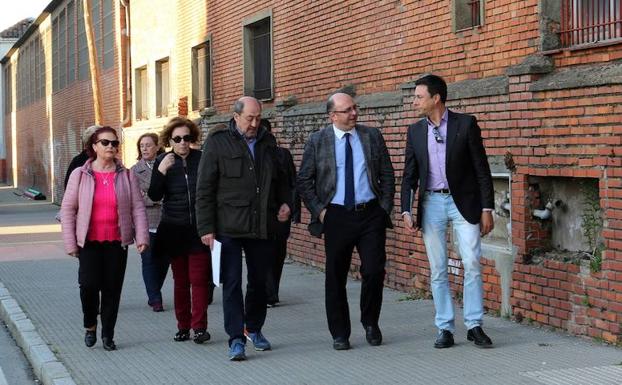 Vecinos del barrio ferroviario de León reiteran a Adif la retirada de instalaciones abandonadas