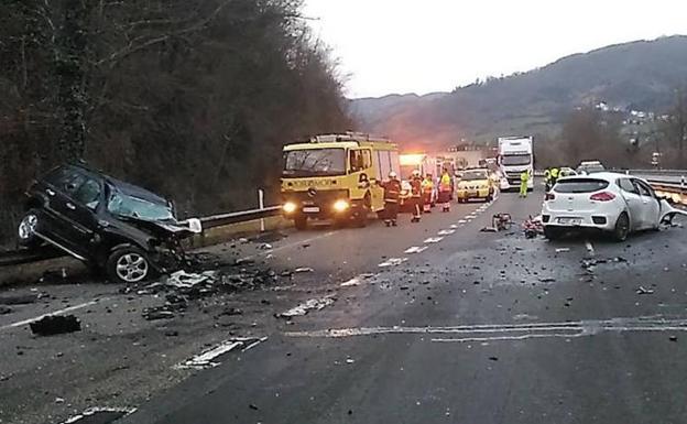 Un conductor kamikaze provoca una aparatosa colisión en la autopista del Huerna con dos fallecidos