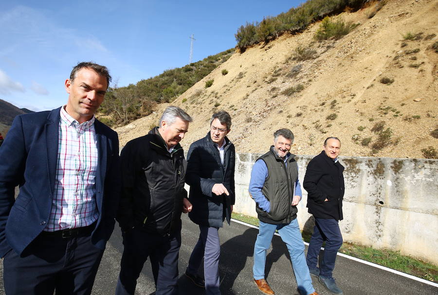 Visita a las obras de emergencia en la carretera entre Matalavilla y Valseco