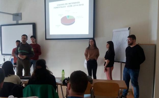 El campus de Ponferrada inicia la segunda edición de la campaña '#plantémonos contra el fuego'