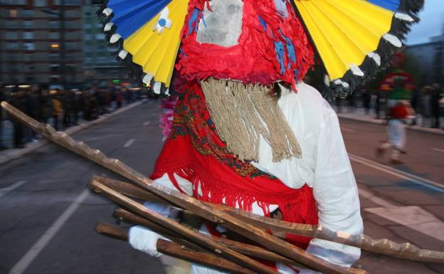 leonoticias.tv | Los antruejos resisten la lluvia y llevan el Carnaval ancestral a León