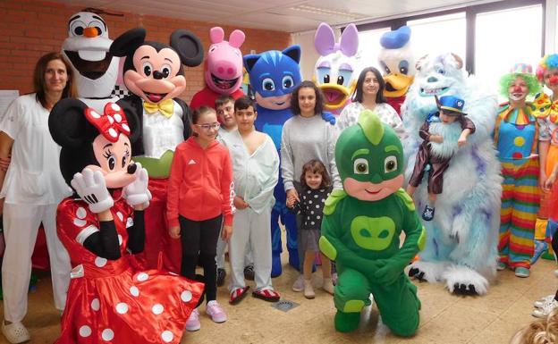 Los empleados de Cementos Cosmos en Corullón llevan el Carnaval al área de Pediatría del Hospital del Bierzo