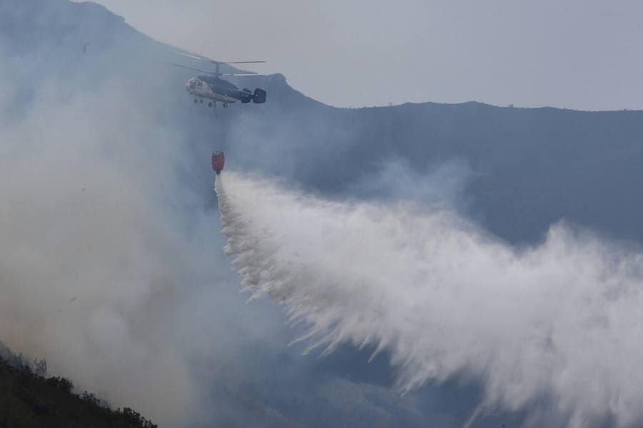 El viento complica la extinción de los incendios en Asturias