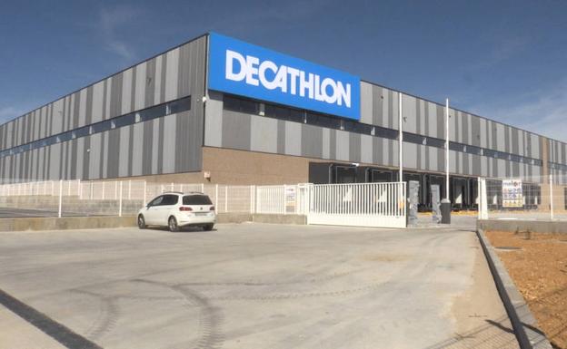 Decathlon 'adelanta' plazos y abrirá su centro logístico en Villadangos para todo el noroeste el 25 de marzo