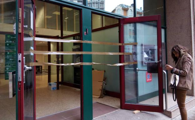 Detenido un hombre por quemar un cajero y atacar otro en la oficina de Unicaja Banco en la plaza de Lazúrtegui de Ponferrada