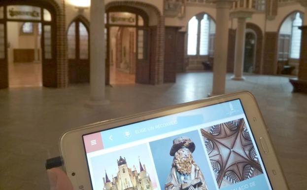 El Palacio de Gaudí obsequia con un recuerdo digital personalizado tras la visita guiada con tablet