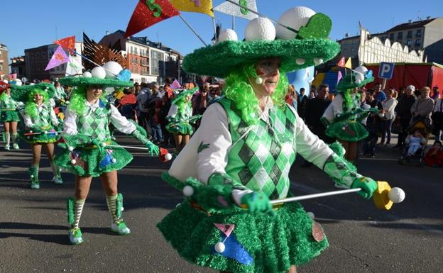 Un sábado de piñata en Astorga a ritmo de charangas, colorido y espectáculo