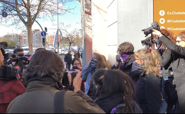 Activistas frenan el avance de la caravana antifeminista de HazteOír