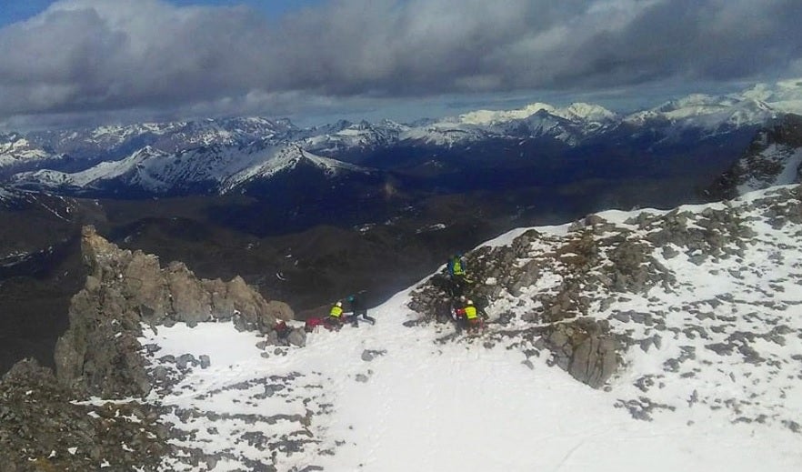 El Grupo de Rescate asiste a un montañero lesionado en un brazo en los picos de Mampodre en Maraña