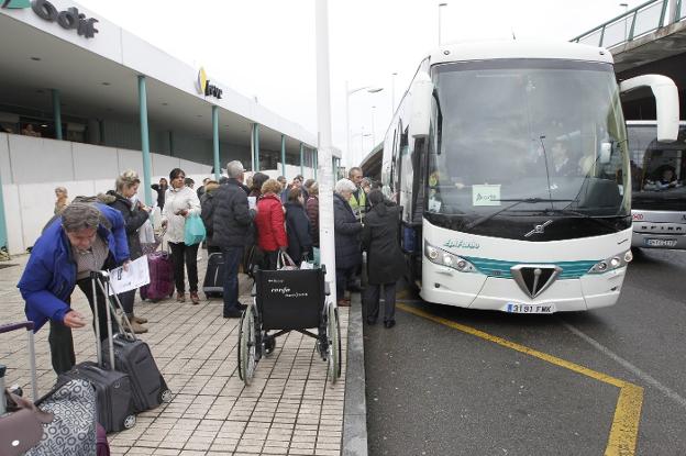 El declive de la rampa de Pajares impide el paso de cuatro trenes y 250 pasajeros cada semana