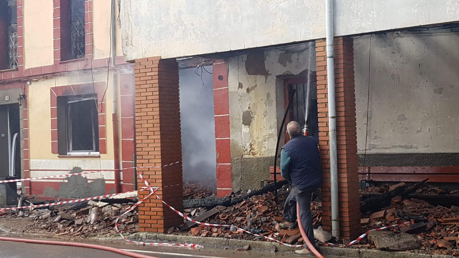 Cuatro heridos en un incendio en Almanza