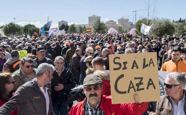 Los cazadores de Castilla y León cargan contra el «animalismo radical» frente a las Cortes regionales