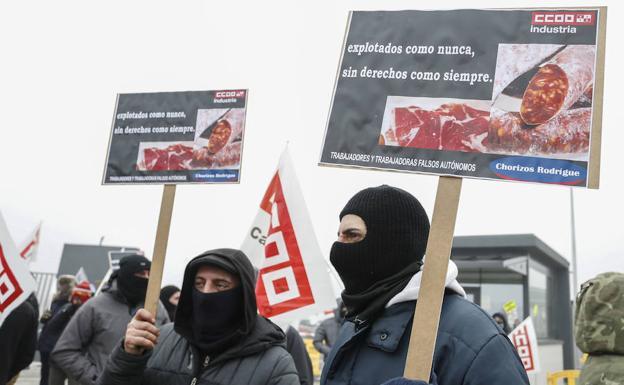 Podemos critica que el acuerdo olvida a los 11 trabajadores despedidos por Embutidos Rodríguez tras la huelga