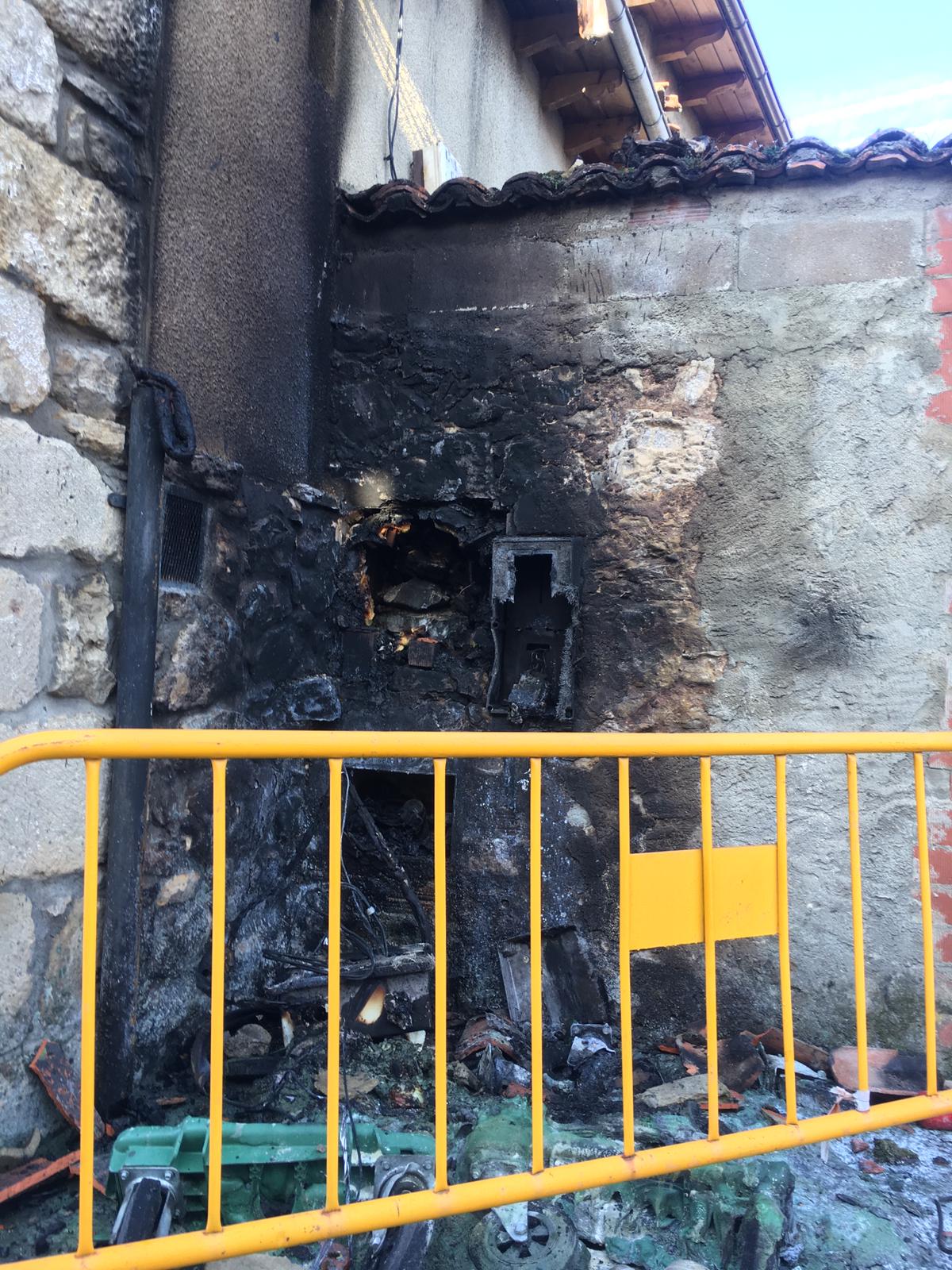 Un fuego arrasa una vivienda de Boñar