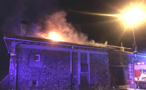 Un incendio en un contenedor de basura se propaga y arrasa una vivienda de Boñar