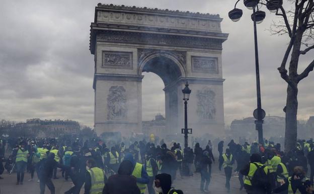 La violencia vuelve a París cuando los 'chalecos amarillos' cumplen cuatro meses