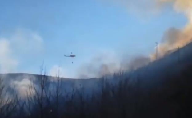 El fuerte desnivel de la ladera complica la extinción del incendio en Palacios del Sil