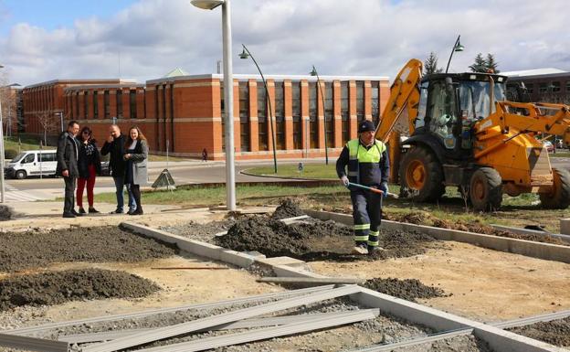 El Ayuntamiento de León avanza en el 'lavado' de cara de las aceras en el barrio de La Palomera